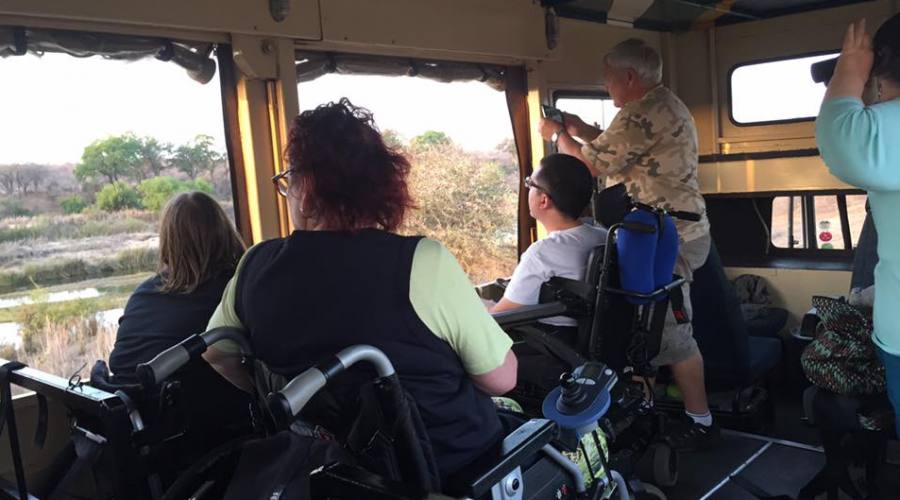 Interno del pulmino accessibile per safari