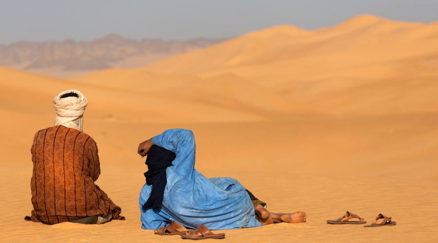 Tuareg riposano nel deserto del Sahara