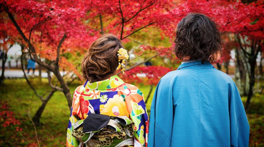 Coppia Giapponese in Kimono, a Passeggio nel Parco
