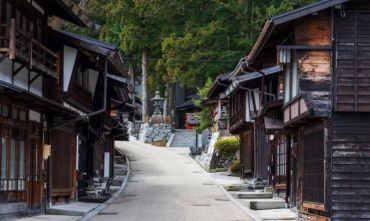 Iconico Sol Levante: Un Cammino tra Spirito e Luce