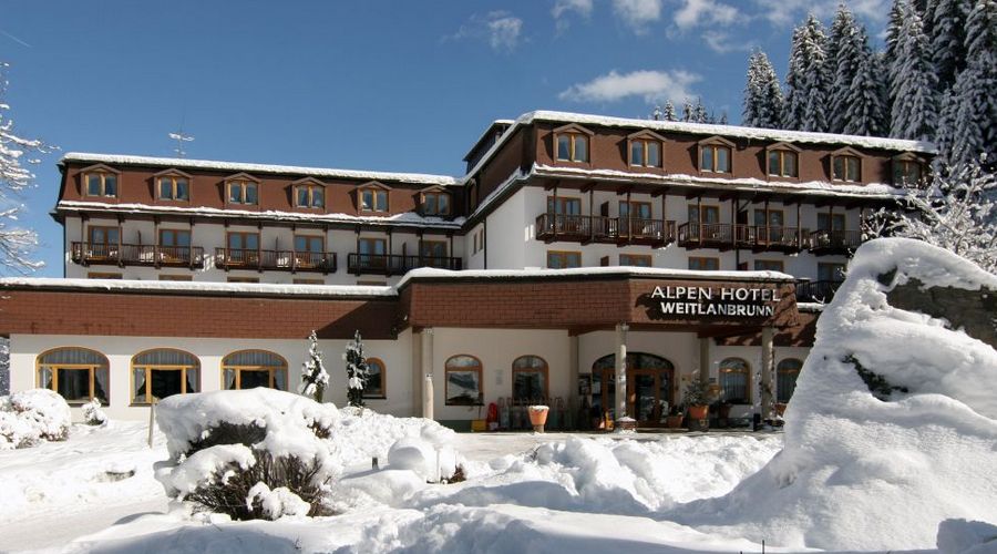 Esterno hotel innevato