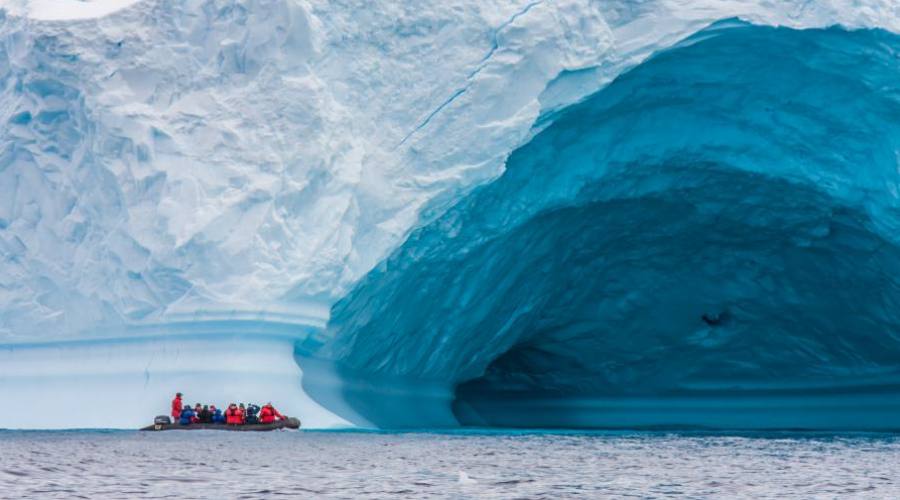 gigantesco Iceberg nello Stretto di Drake