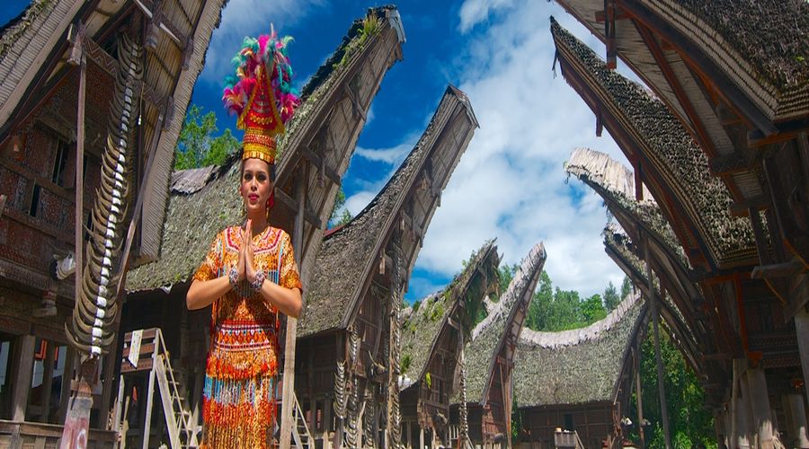 Donna Indonesiana con abiti tradizionali