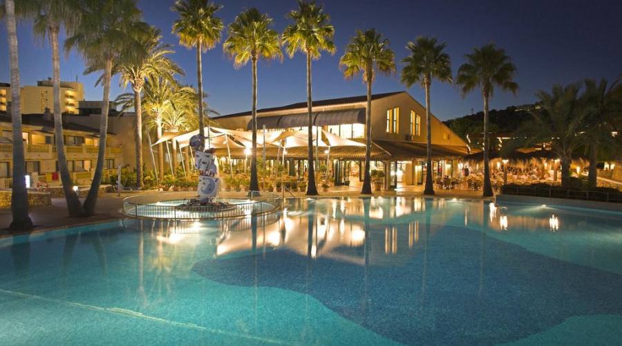 struttura hotel e piscina