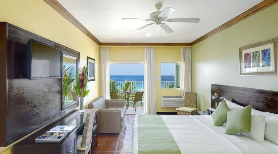 Camera superior fronte oceano