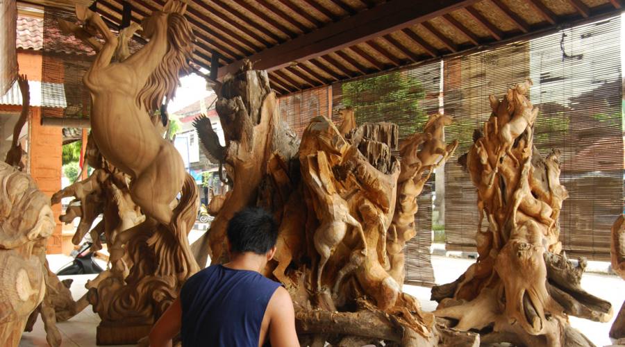 Lavorazione del legno nel villaggio di Mas