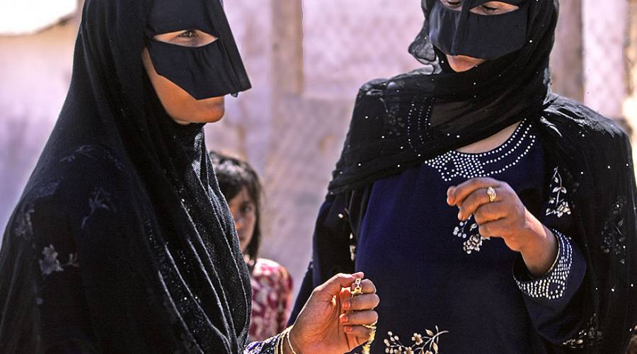 Donne con la maschera  