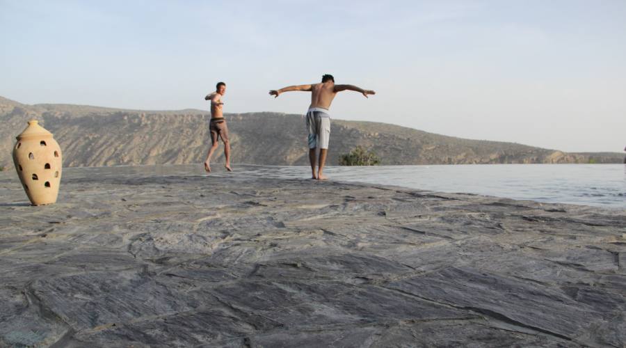 Un tuffo nella piscina a sfioro -Alila Hotel