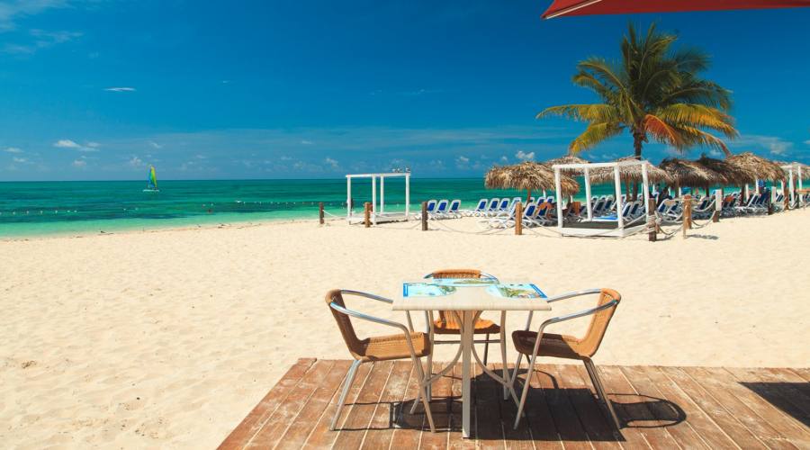 Pranzare in spiaggia alle Bahamas....
