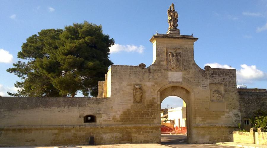 Porta della città fortificata di Acaya