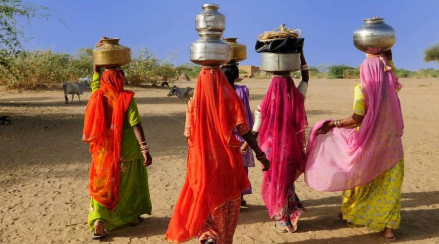 Donne al lavoro con i loro tipici costumi