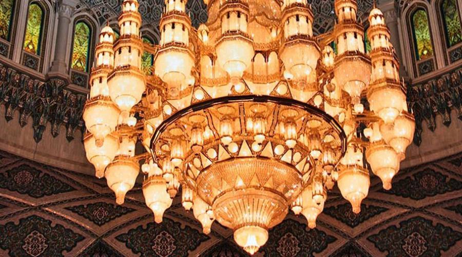 Il celebre lampadario della Moschea del Sultano Qabus