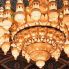 Il celebre lampadario della Moschea del Sultano Qabus