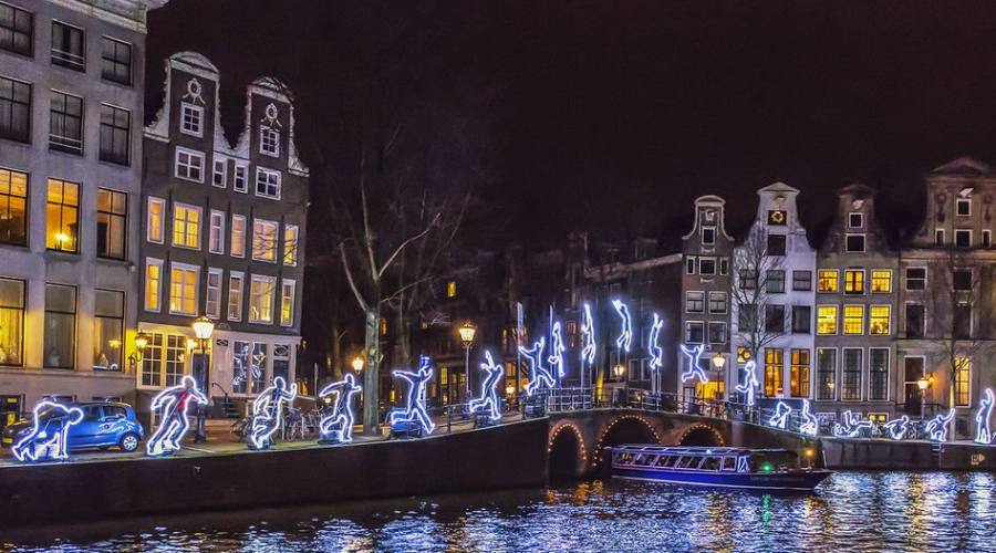 Amsterdam illuminata a festa