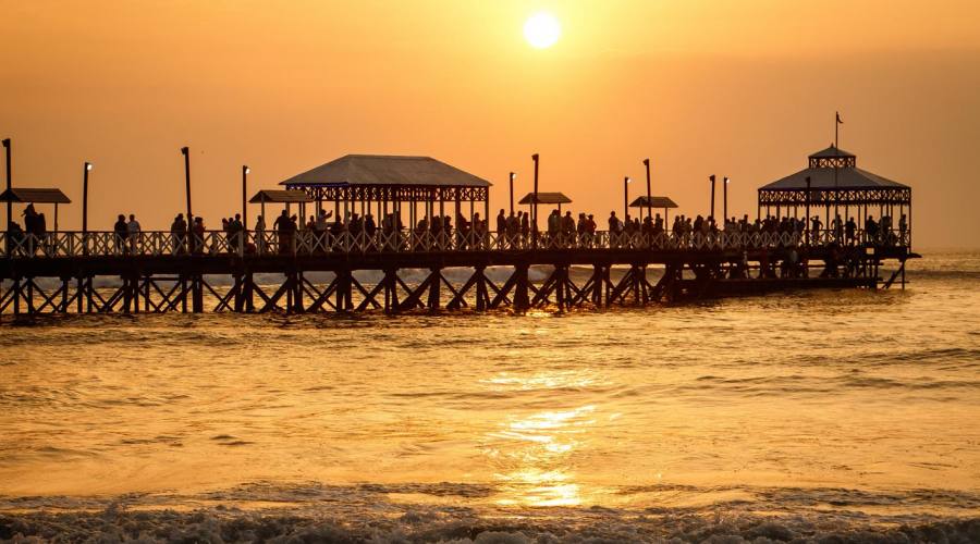 Romantico tramonto sulla spiaggia di Huanchaco, Trujillo