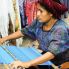 Lago Atitlan - donna che lavora al telaio 