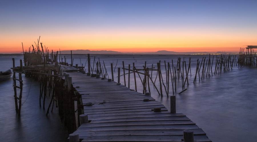 Villaggio di pescatori al tramonto