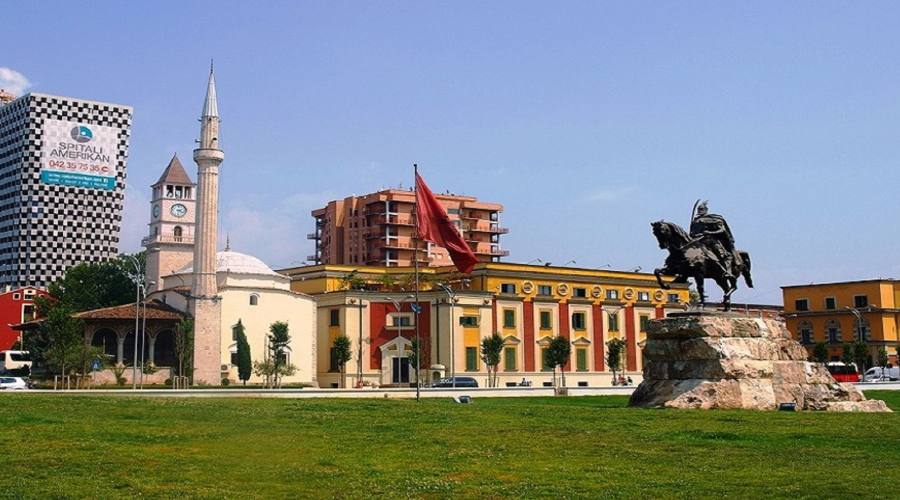 Tirana Piazza Skanderbeg