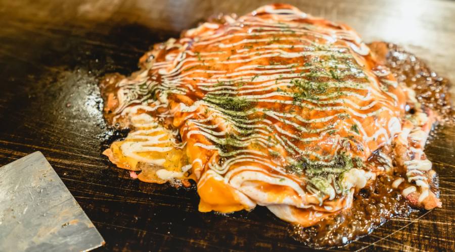 La preparazione di okonomiyaki