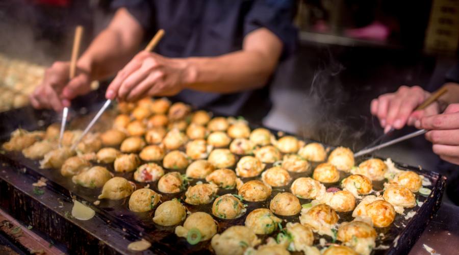 Preparazione delle polpette di polpo takoyaki