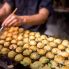 Preparazione delle polpette di polpo takoyaki