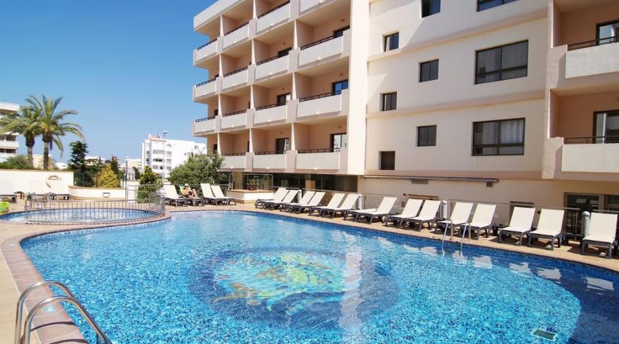 struttura hotel e piscina 