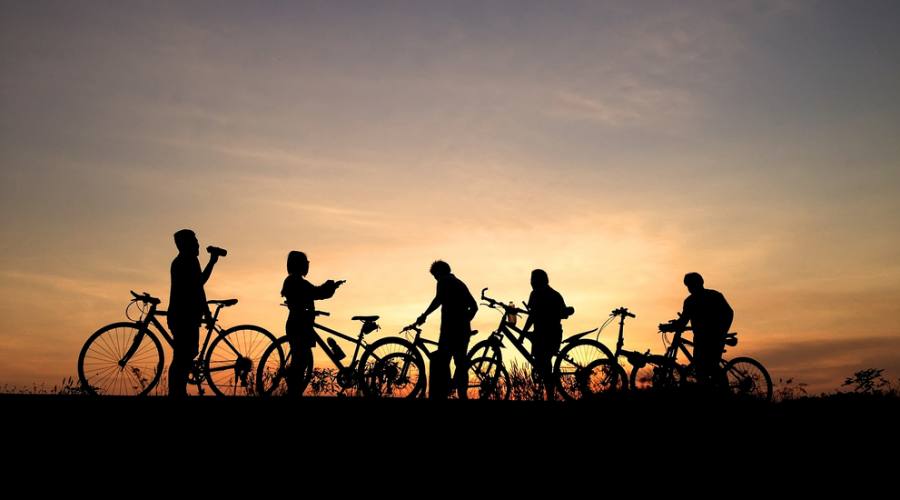 gruppo in bici al tramonto