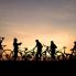 gruppo in bici al tramonto