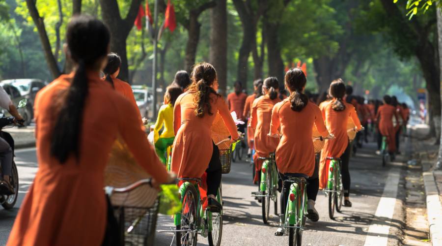 ragazze vietnamite in bici ad Hanoi