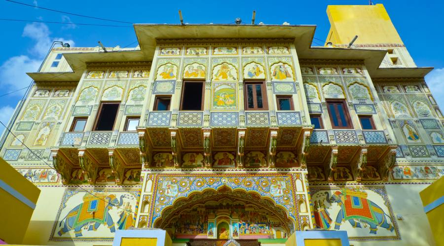 Mandawa (Rajasthan), caratteristico palazzo colorato