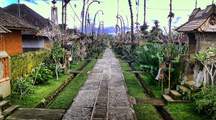 Lapidi votive in un sacrario a Bali