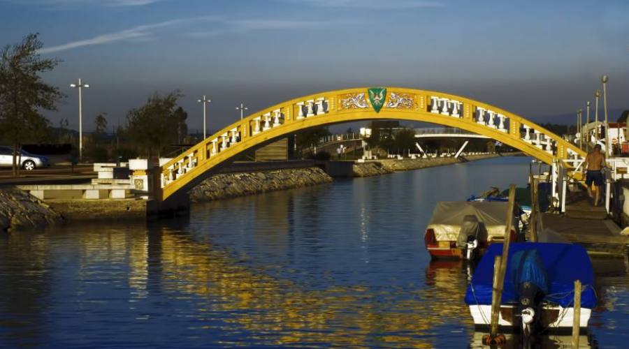 Aveiro, ponte colorato sul canale