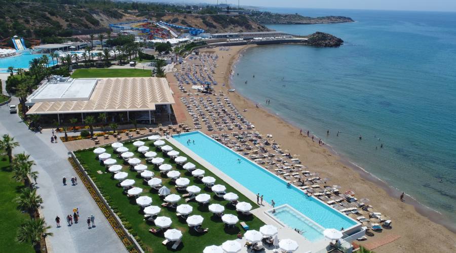 direttamente su una lunga spiaggia sabbiosa