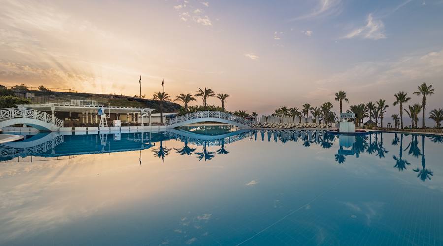 piscina al tramonto