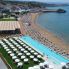 direttamente su una lunga spiaggia sabbiosa