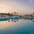 piscina al tramonto
