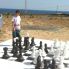 scacchi giganti in spiaggia