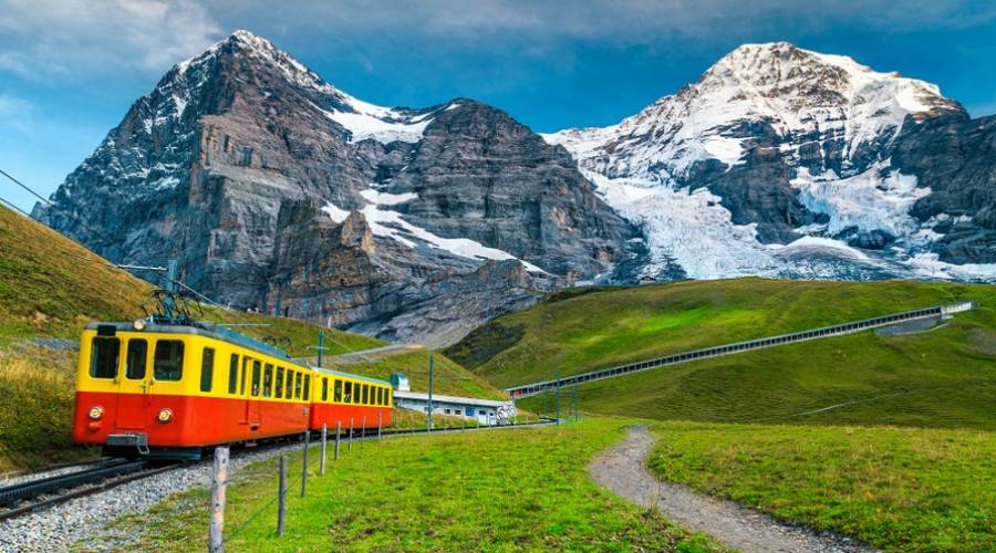 Paesaggio in treno vicino alla stazione Kleine Scheidegg, Switzerland