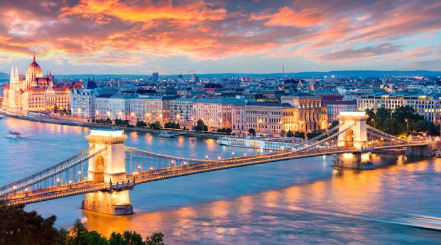 Veduta serale de l parlamento e del ponte delle catene a Budapest