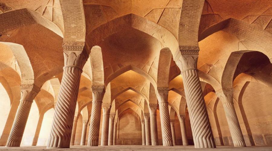 Moschea persiana Vakil con colonne scolpite in enorme sala storica, costruita nel 1773 a Shiraz, Iran