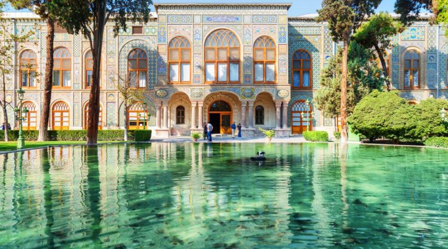 Splendida vista sul Palazzo Golestan e sul laghetto panoramico con acqua color smeraldo a Teheran