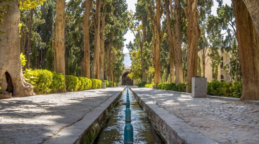 Vicolo principale del Kashan Fin Garden, noto anche come parco Bagh e Fin. È un punto di riferimento turistico di Kashan, in Iran, e un simbolo dell'impero persiano