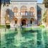 Splendida vista sul Palazzo Golestan e sul laghetto panoramico con acqua color smeraldo a Teheran