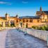 Cordoba, Spagna, Andalusia. Ponte romano sul fiume Guadalquivir e la Grande Moschea