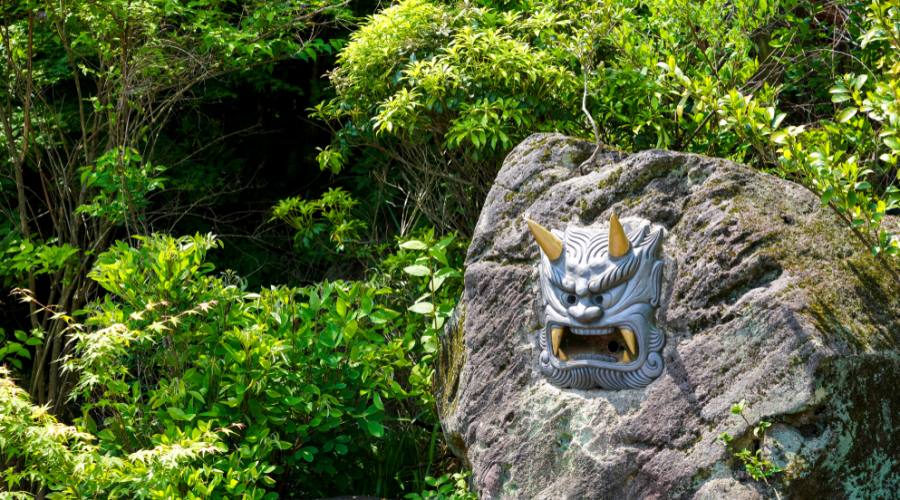 Faccia di demone scolpita sulla pietra - Jigoku, Beppu,