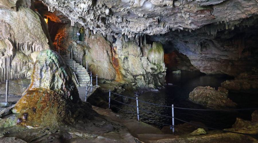 Grotta di Nettuno vicino alla città di Alghero