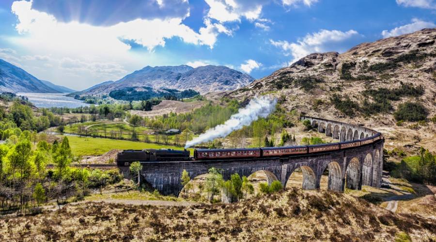 Viadotto ferroviario di Glenfinnan in Scozia con il treno a vapore Jacobite