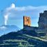 Vista pittoresca del castello medievale di Mazzarino con l'Etna sullo sfondo