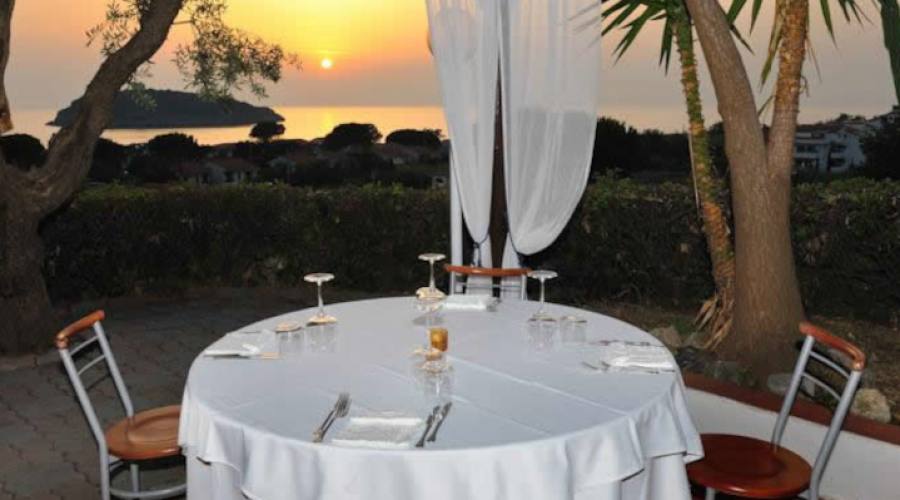 Tavolo ristorante al tramonto