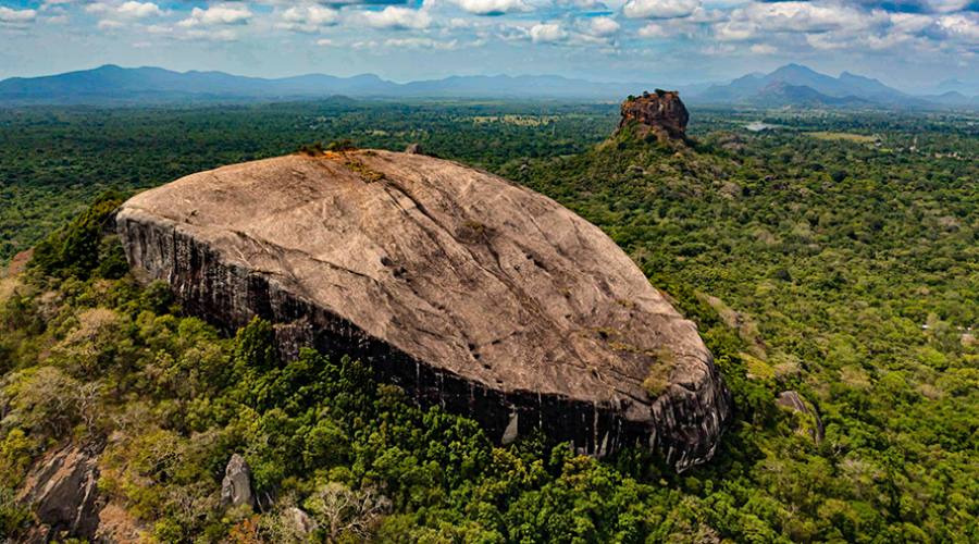 Pidurangala e sulle sfondo Sigiriya